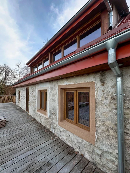 Rénovation d'une bâtisse en pierre naturelle avec menuiseries bois ton chêne, double vantaux et fixes