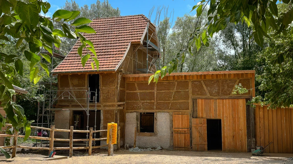 Chantier de rénovation d'une maison à colombages alsacienne, vue extérieure