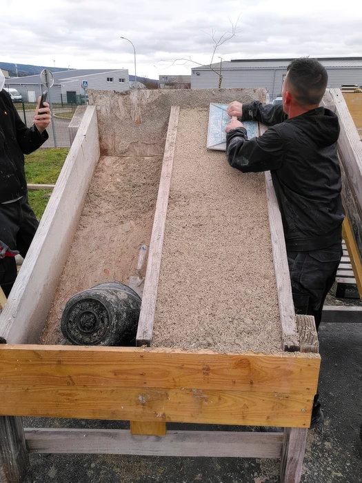 Construction d'une maison écologique en ossature bois avec isolation paille sur chantier extérieur