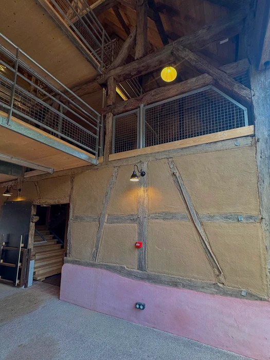 Façade extérieure d'une maison neuve à deux niveaux, enduit blanc lisse, chaîne d'angle en pierres de taille apparentes