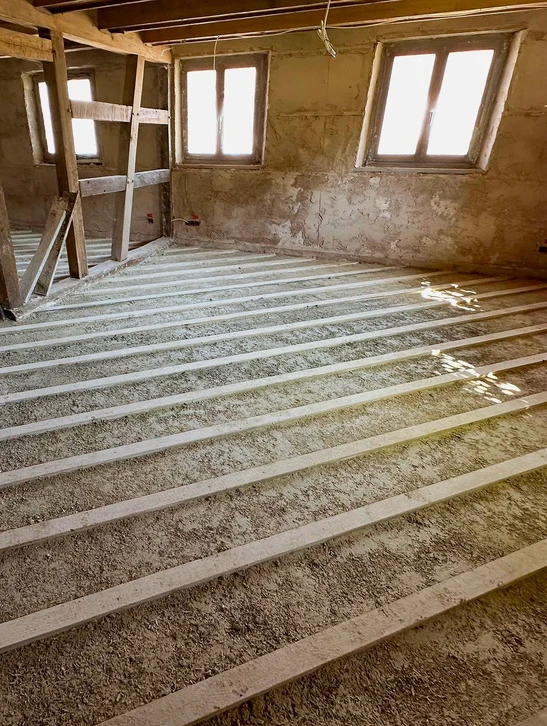 Ouvrier appliquant un enduit de fa&ccedil;ade textur&eacute; sur mur ext&eacute;rieur avec spatule professionnelle