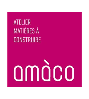 Photographie de détail montrant un plan rapproché de matériaux naturels biosourcés utilisés en rénovation écologique : blocs de chanvre, fibres de paille, terre crue préparée, et chaux blanche en poudre, disposés sur une surface de travail rustique (établi ou plan de travail en bois naturel). Les matériaux sont présentés de manière organisée, avec leurs textures distinctives clairement visibles. La lumière naturelle met en évidence les couleurs naturelles (beige, ocre, blanc crème) et les structures fibreuses. Arrière-plan flou montrant un atelier de chantier ou un espace de préparation des matériaux. L'image transmet la nature écologique et authentique des matériaux utilisés par l'entreprise.