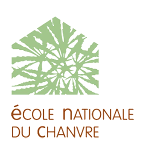 Photographie professionnelle montrant un artisan en train de travailler avec des matériaux naturels biosourcés. L'image capture l'artisan appliquant un enduit naturel (chaux ou terre) à la main sur une paroi de bâtiment ancien, avec des outils traditionnels visibles. L'environnement montre un intérieur de bâti ancien rénové (pierre, poutres bois apparentes). La lumière naturelle souligne la texture des matériaux écologiques et la qualité du travail artisanal. L'image transmet l'expertise, le savoir-faire technique et l'engagement envers les techniques ancestrales de rénovation écologique.