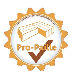 Infographie minimaliste montrant les quatre certifications clés d'AB2C Réalisations (Maison Passive, École Nationale du Chanvre, AMACO, IELO) disposées de manière équilibrée et symétrique. Chaque certification est accompagnée d'un petit pictogramme distinctif : une maison verte pour Maison Passive, une branche de chanvre pour École Nationale du Chanvre, une goutte de terre pour AMACO, et une botte de paille pour IELO. Les logos ou badges des organismes de formation sont intégrés discrètement. Fond épuré de couleur claire (blanc, beige clair ou gris très clair), typographie claire et moderne. Design cohérent avec l'identité visuelle haut de gamme d'une entreprise de rénovation écologique spécialisée en matériaux naturels.