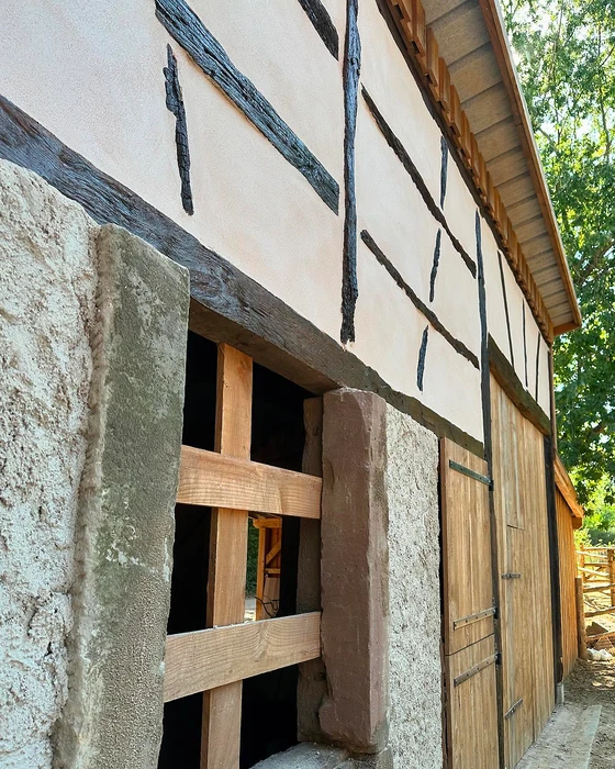 Intérieur rénové de style colombages apparents, banquette en chêne massif avec lambris à panneaux mouluré