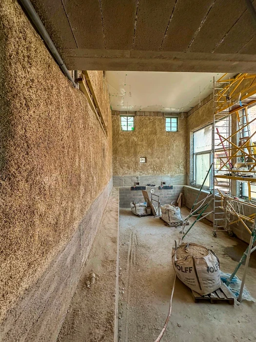 Rénovation d'une bâtisse en pierre naturelle avec menuiseries bois ton chêne, double vantaux et fixes