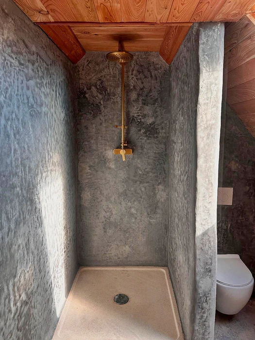 Façade en colombage d'un bâtiment historique rénovée, structure à pan de bois apparents sombres sur enduit blanc