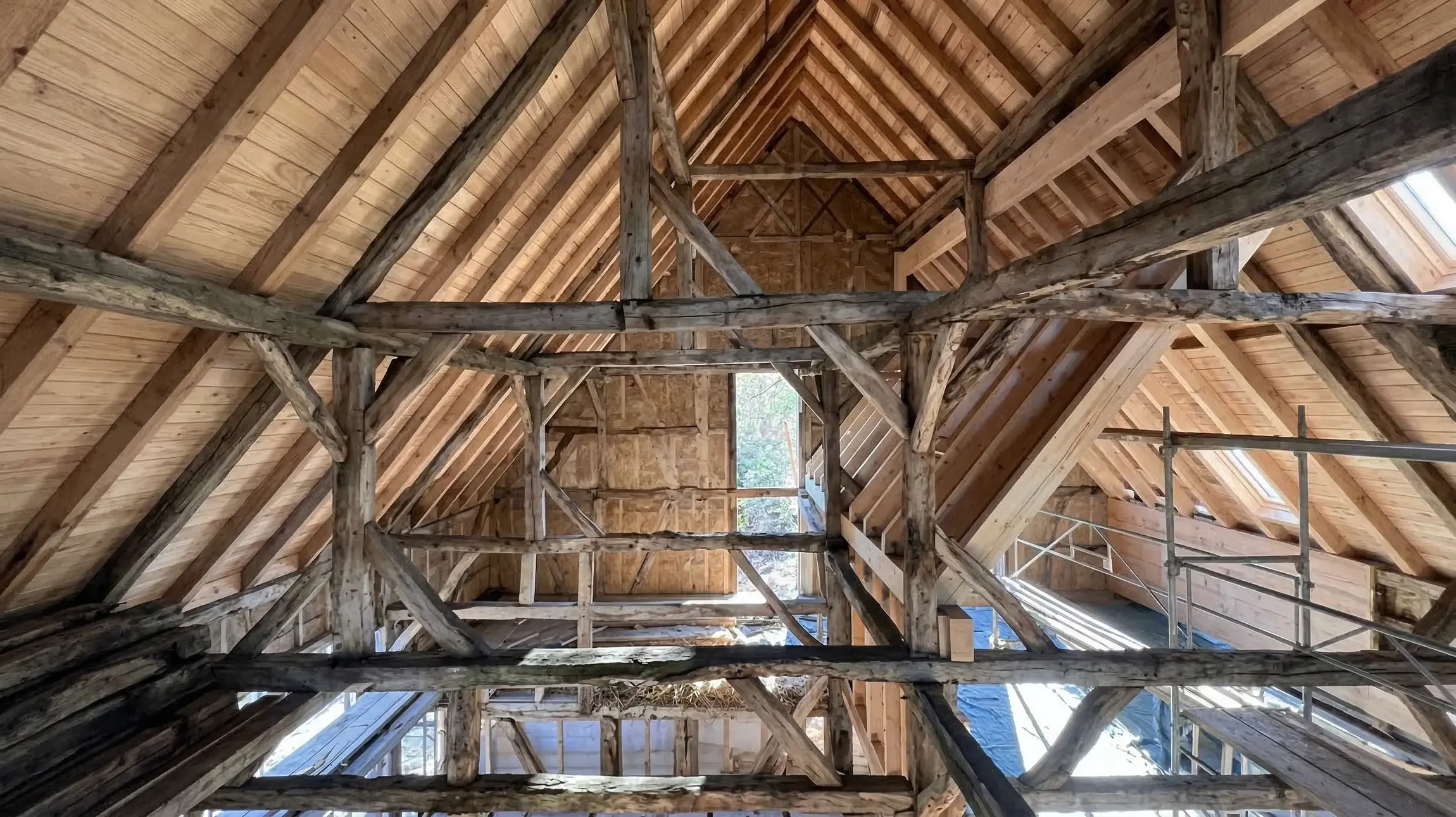 Construction d'une maison écologique en ossature bois avec isolation paille sur chantier extérieur