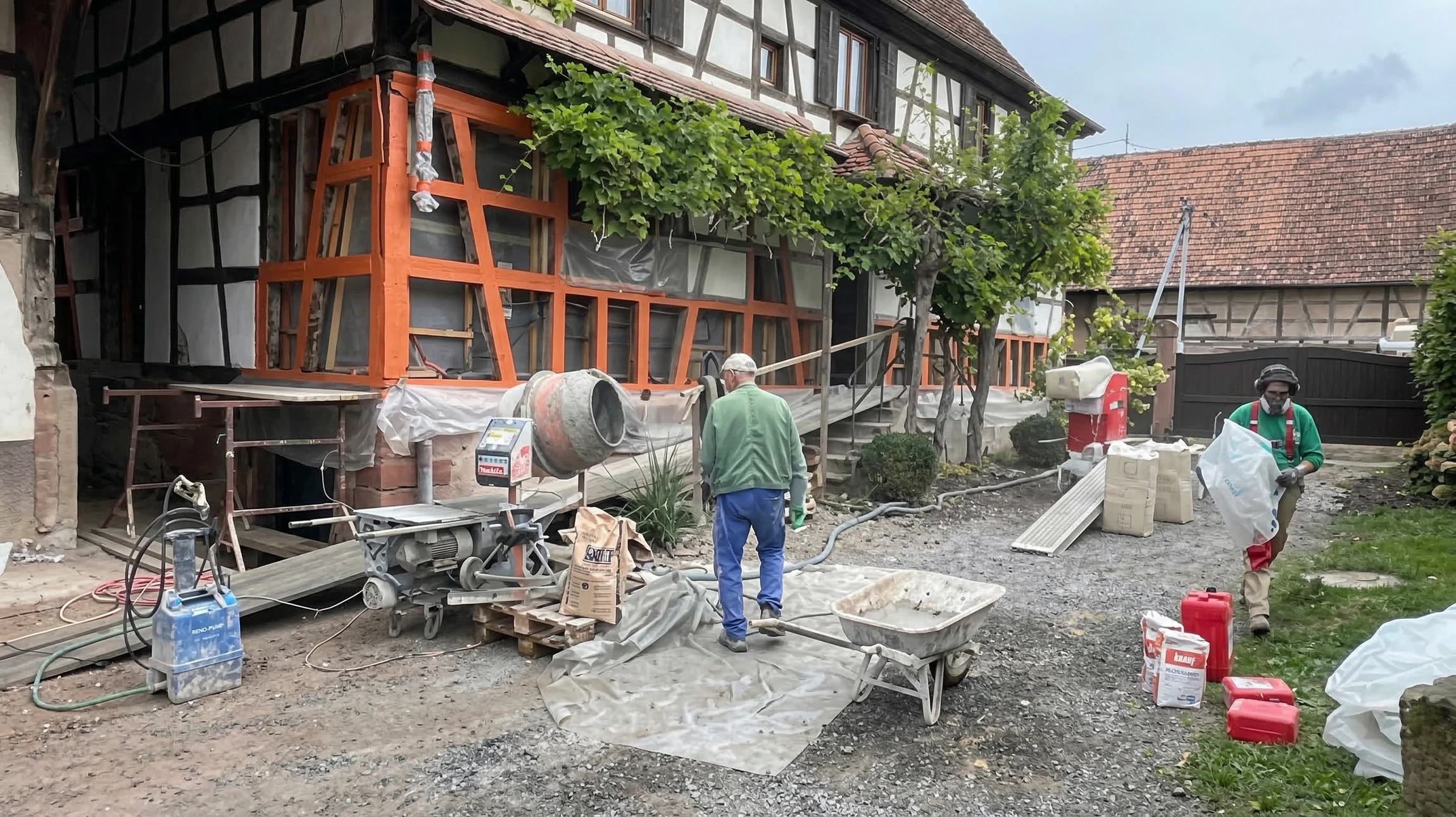 Façade extérieure d'un bâtiment ancien en crépi dégradé