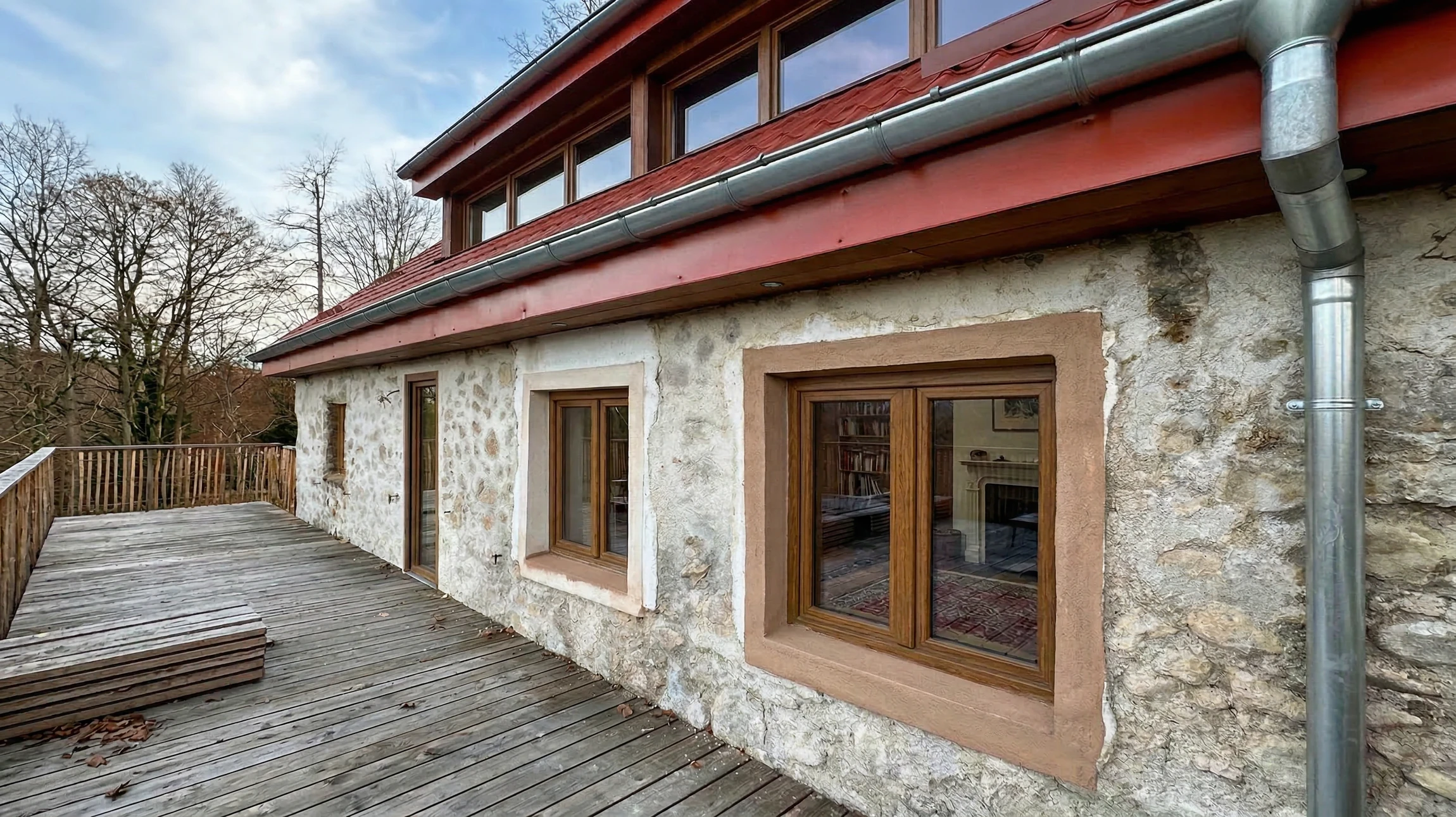Construction d'une maison écologique en ossature bois avec isolation paille sur chantier extérieur