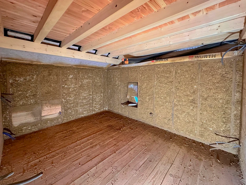 Façade extérieure d'un bâtiment à colombages en cours de rénovation, avec échafaudage métallique visible