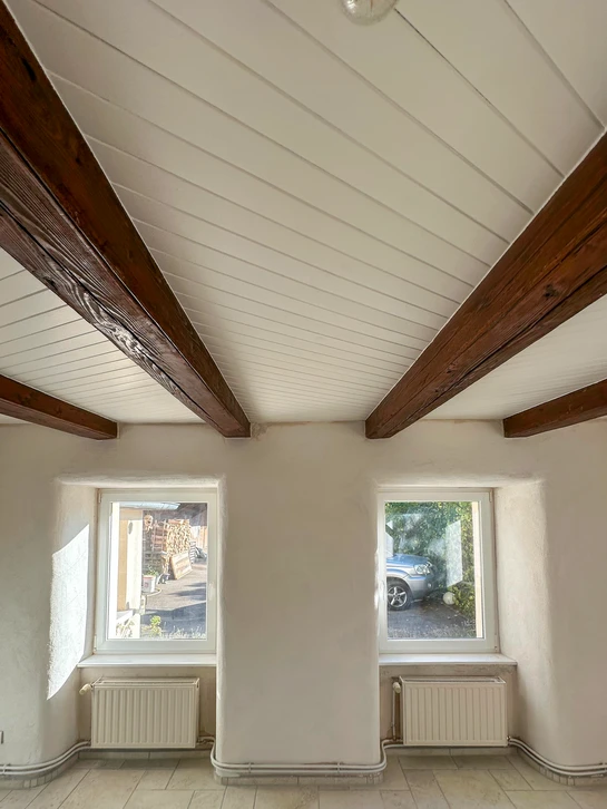 Surface de terre battue brune avec texture granuleuse et rugueuse, parsem&eacute;e de petites particules organiques et d&eacute;bris v&eacute;g&eacute;taux