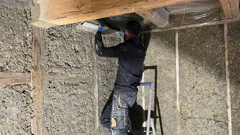 Façade d'architecture traditionnelle avec murs en pierre naturelle et toiture en bardeaux de bois